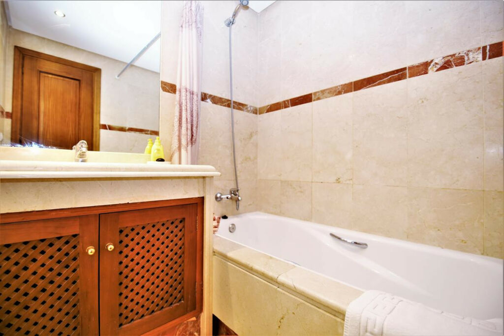 Middle Floor Apartment Estepona Málaga - image 9