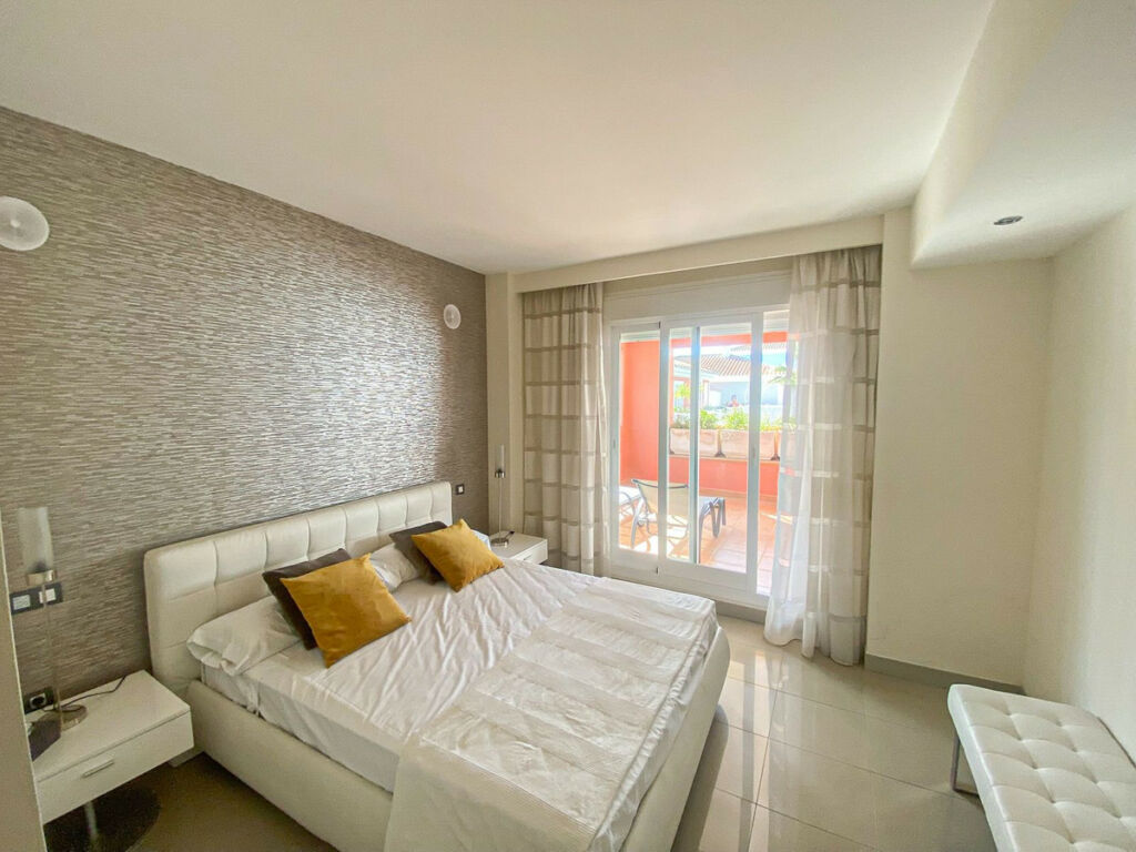 Middle Floor Apartment El Paraiso Málaga - image 9