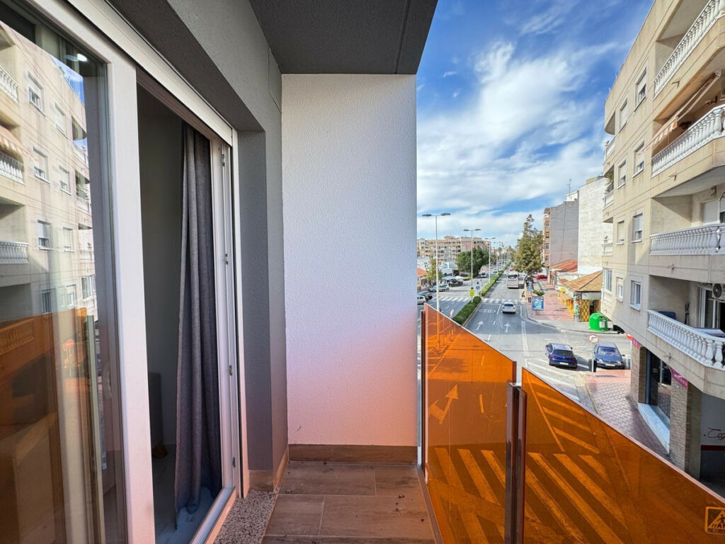 Middle Floor Apartment Torrevieja Alicante - image 9
