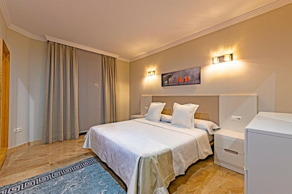 Middle Floor Apartment New Golden Mile Málaga - image 9