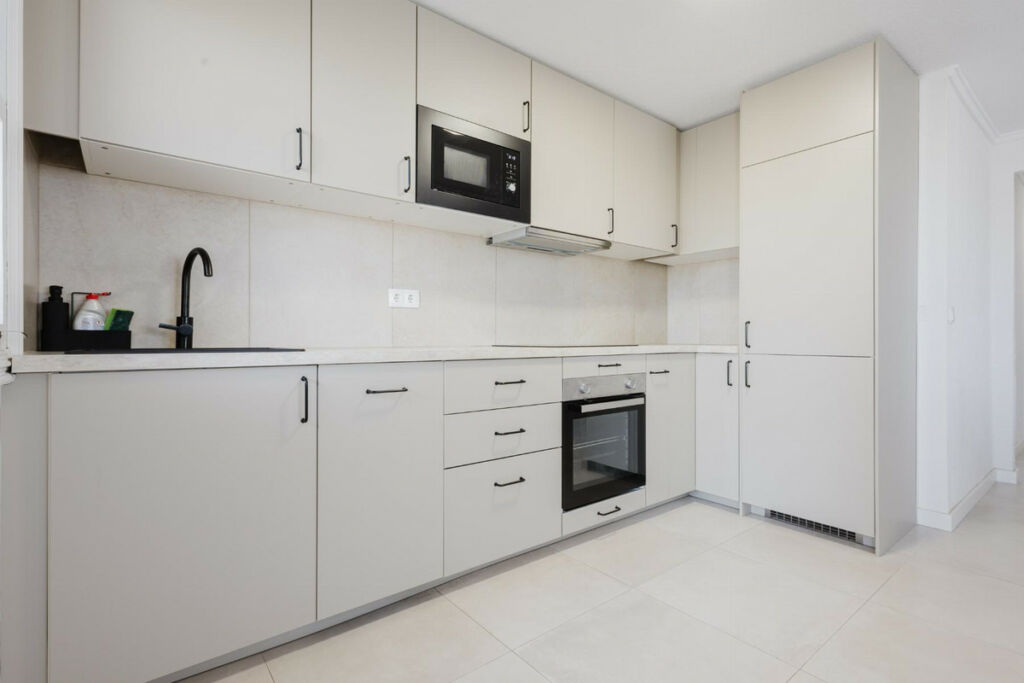 Middle Floor Apartment Torrevieja Alicante - image 9