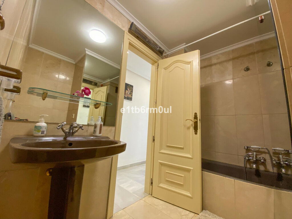 Middle Floor Apartment Marbella Málaga - image 9