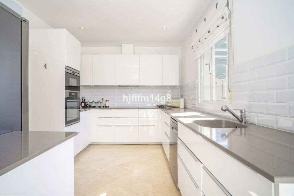 Penthouse Nueva Andalucía Málaga - image 9