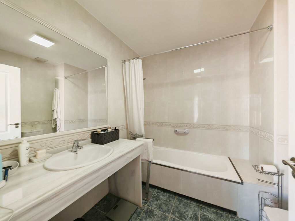 Townhouse Cabopino Málaga - image 9